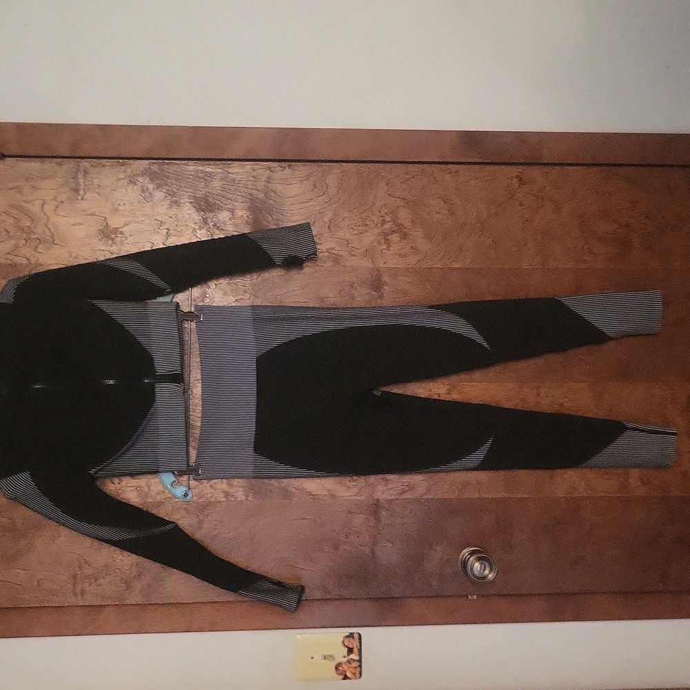 Black & Gray Two-Piece Workout / Yoga - Picture 4 of 9